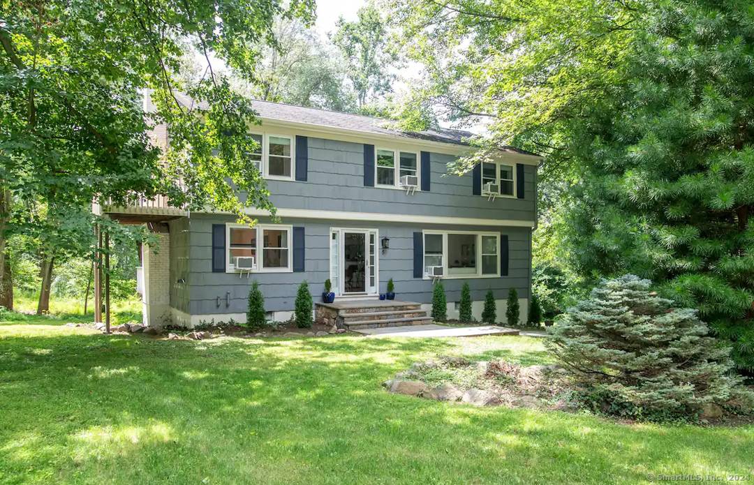 An excellent opportunity to live in this spacious 5 bedrooms and 2.