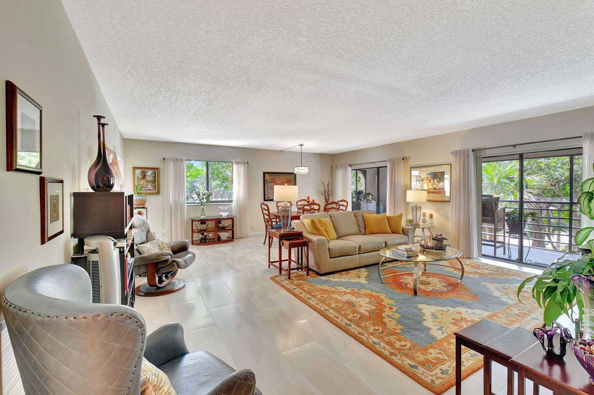 Beautifully updated corner unit located in the best Town Center Boca Del Mar corridor.