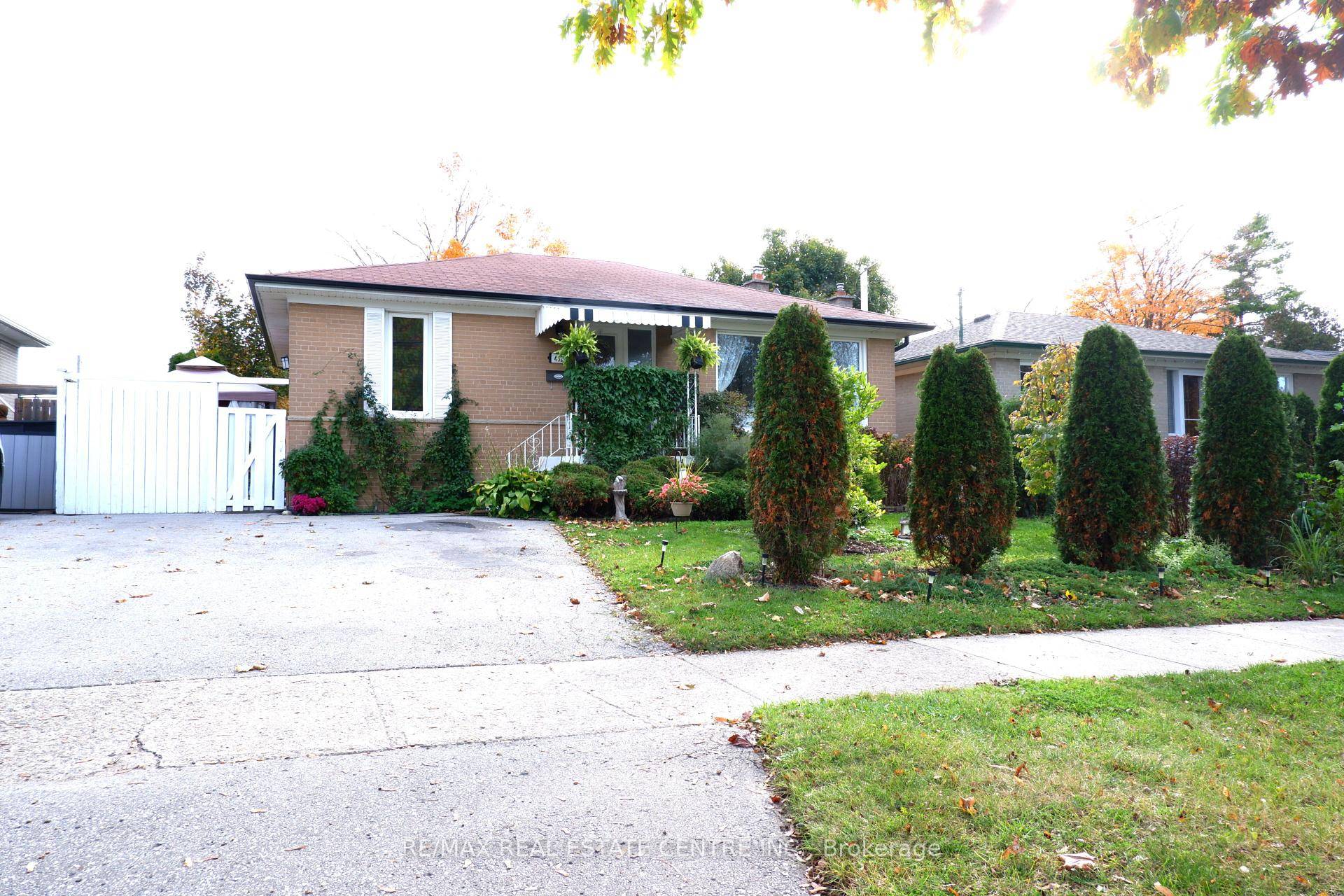 Classic 3 bedroom, 2 bathroom Double Brick Bungalow located in a mature neighbourhood.