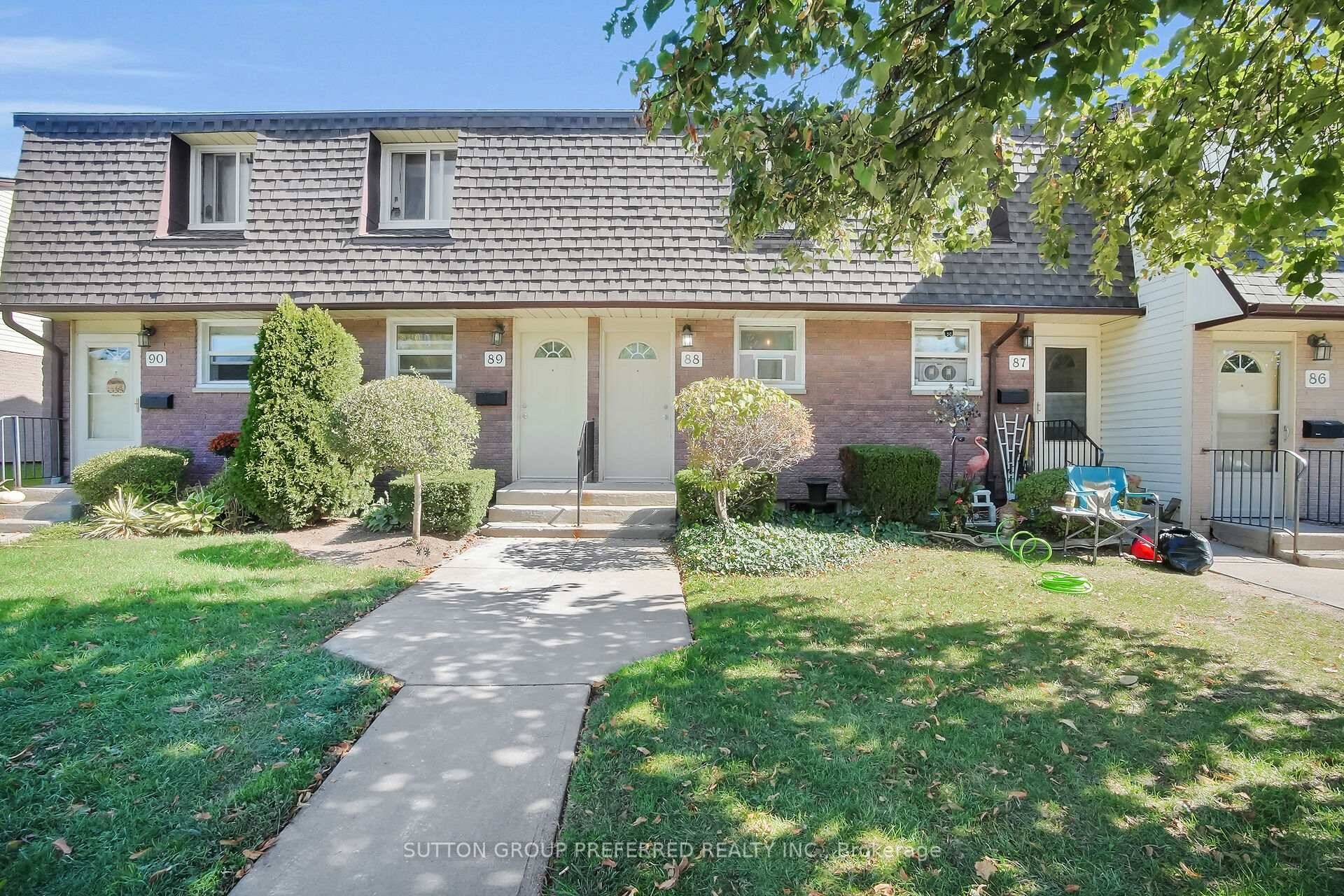Welcome to 88 1919 Trafalgar Street, a fully updated townhouse condo offering affordable living in East London !