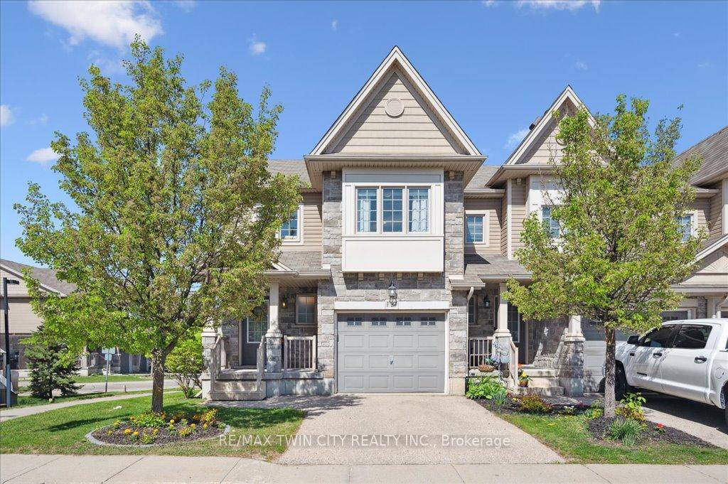 Welcome to 6 Upper Mercer Street F27 in the desirable neighborhood of Lackner Woods !
