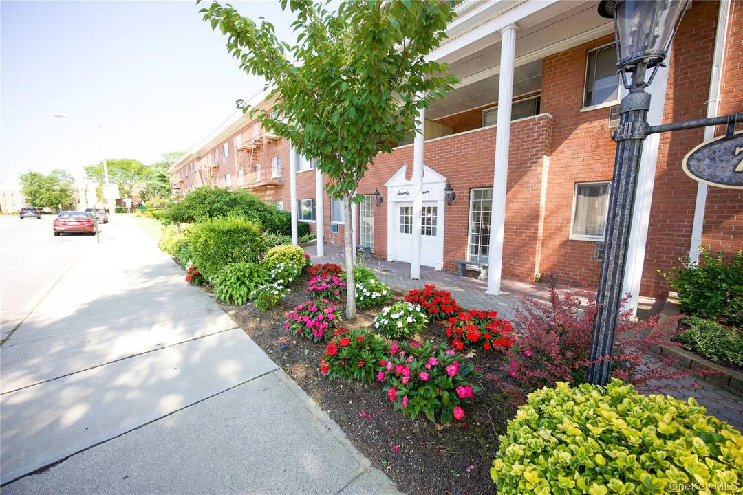 Beautiful 2 bedroom, 2 bath rental in the heart of Rockville Centre !