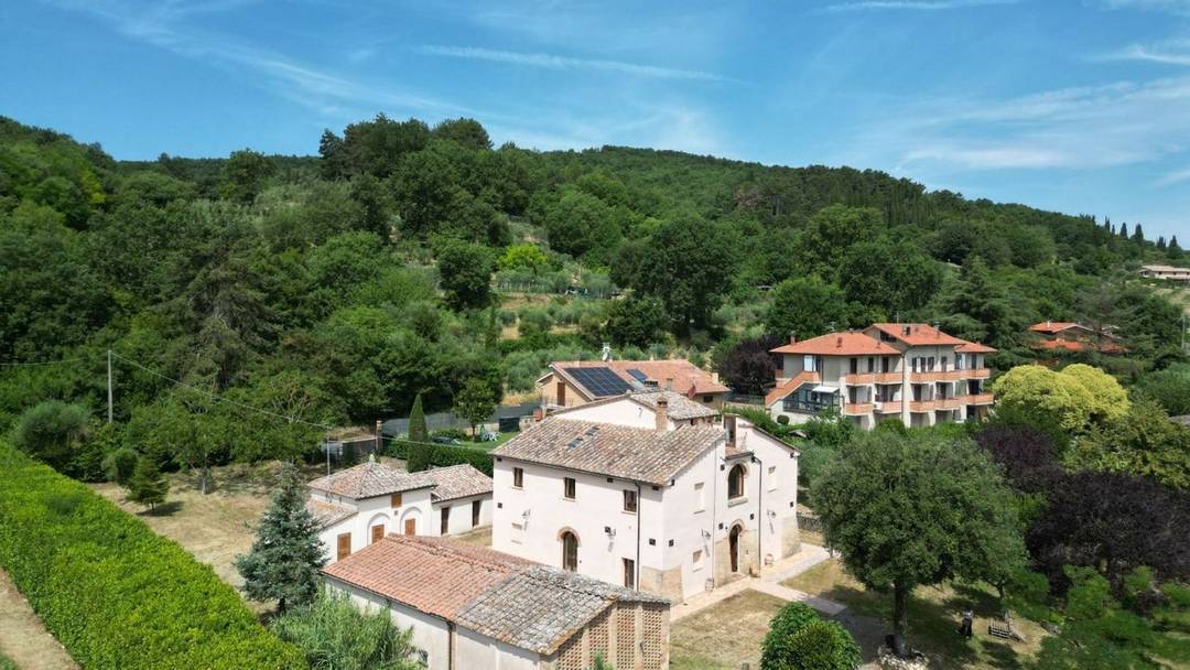 Exclusive 16th-century villa comprising three units, with views of Sarteano Castle, luxury fittings, a private garden and over 2 hectares of land.