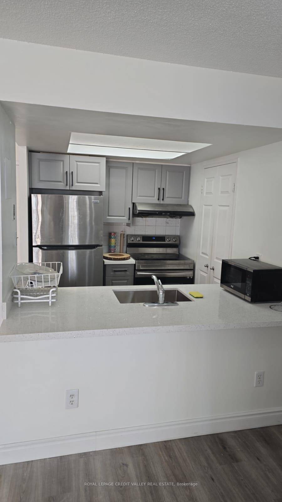 Experience modern living in this spacious and upgraded 2 bedroom solarium condo with 2 full bathrooms, located in the heart of Mississauga.
