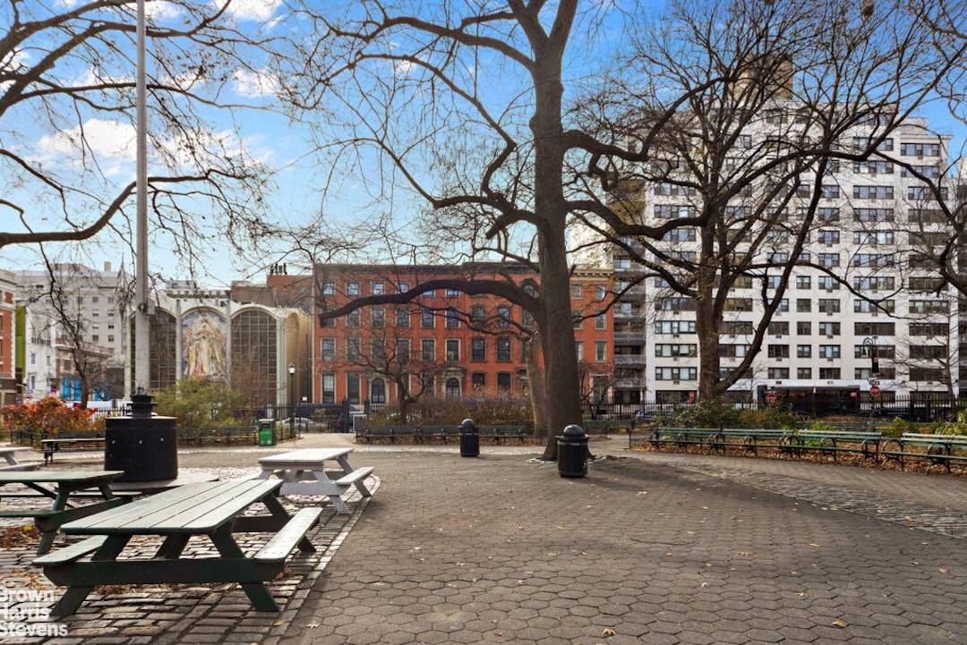 Turnkey Studio Dynamic Location Low Maintenance This is a turnkey opportunity to own a stylish, move in ready residence in one of Manhattan's most dynamic and desirable neighborhoods Perfectly positioned ...