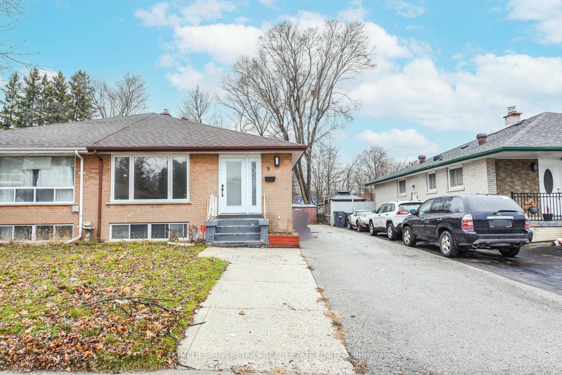 Beautiful Well Maintained 3 Bedrooms' House Features Spacious Living Dining Room ; Eat In Kitchen W Stainless Steel Appliances Back Splash amp ; Breakfast Area ; 3 Bright Spacious Bedrooms ...