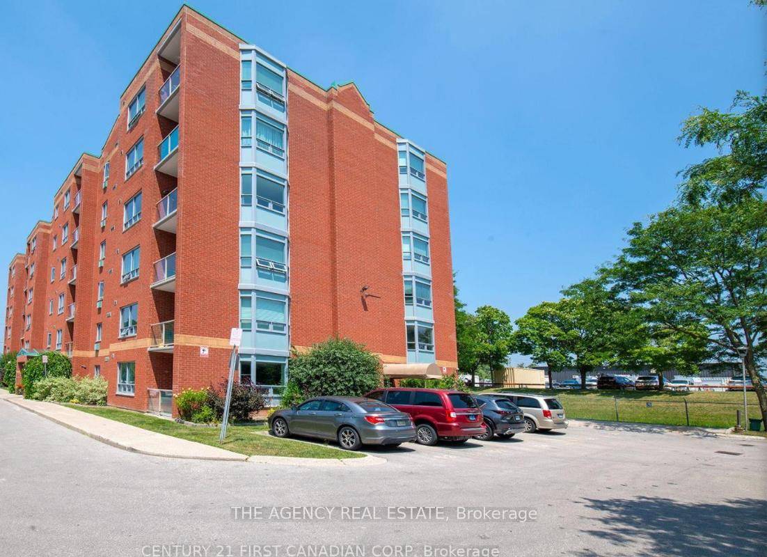 This fully furnished, bright, and spacious 2 bedroom, 2 bathroom corner unit is located in a clean and quiet building.
