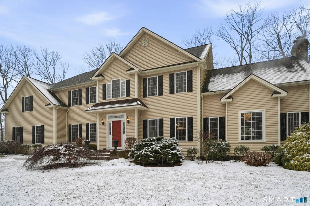 Tucked away on a peaceful yet accessible road in Oxford, this meticulously cared for colonial is set on an expansive 4.