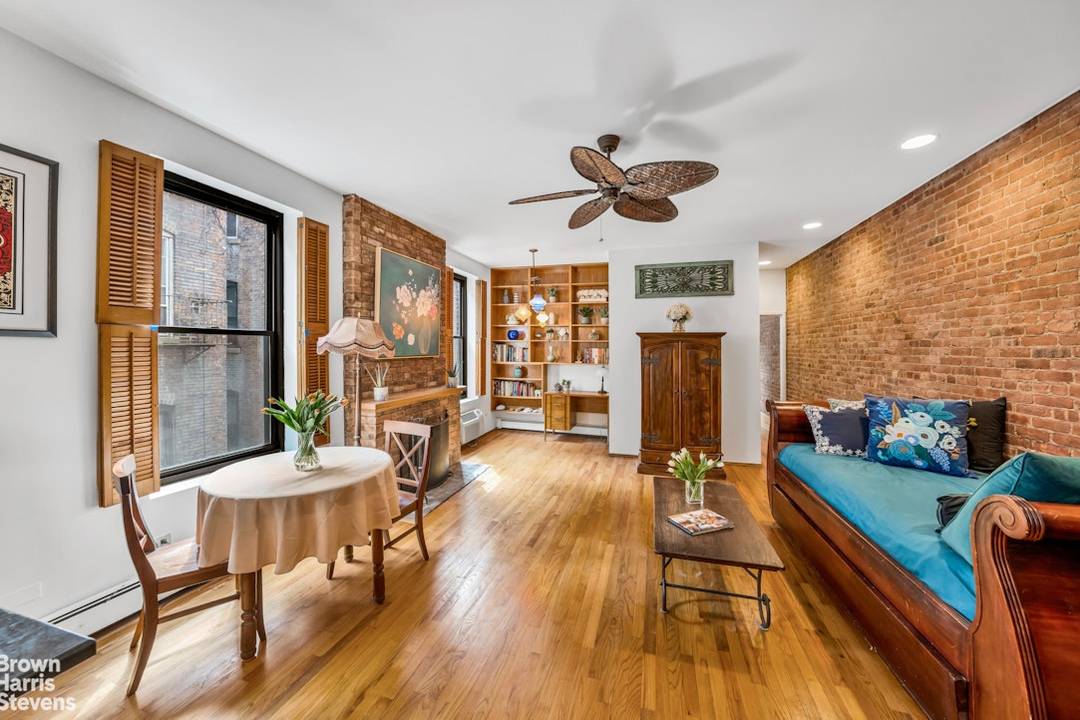 Charming and Spacious One Bedroom Apartment in a Prime Upper West Side Location Welcome to apartment 4R, a beautifully renovated one bedroom loaded with pre war charm.