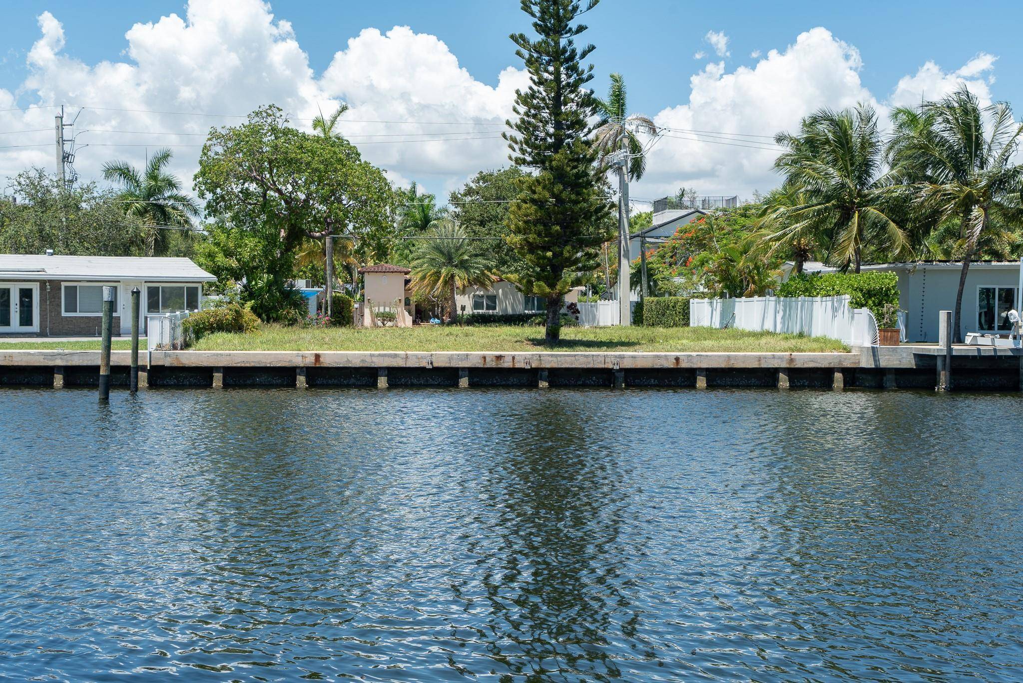 Build your dream home on this waterfront lot in the heart of Ft Lauderdale !