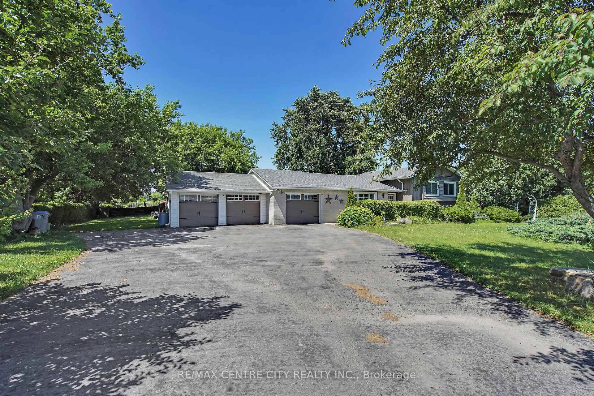 Welcome to the perfect blend of country living and practical functionality !