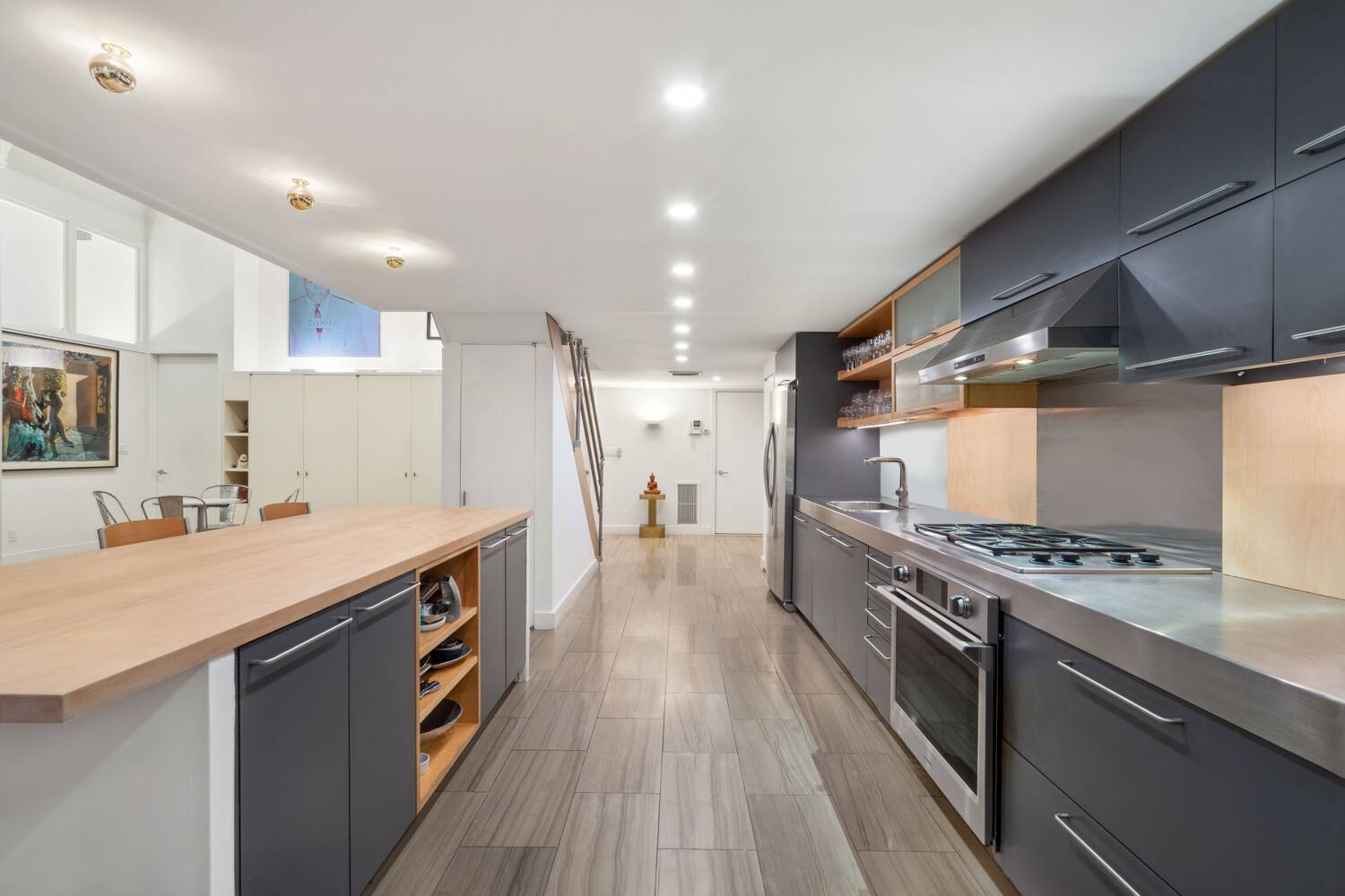 Nestled on one of Tribeca's most picturesque and sunlit blocks, this stunningly crafted CONDOP loft seamlessly blends modern luxury with timeless character.