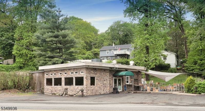Outstanding Commercial Opportunity in Lake Hopatcong Tenant Leased Restaurant Property Prime investment opportunity in a high visibility location !