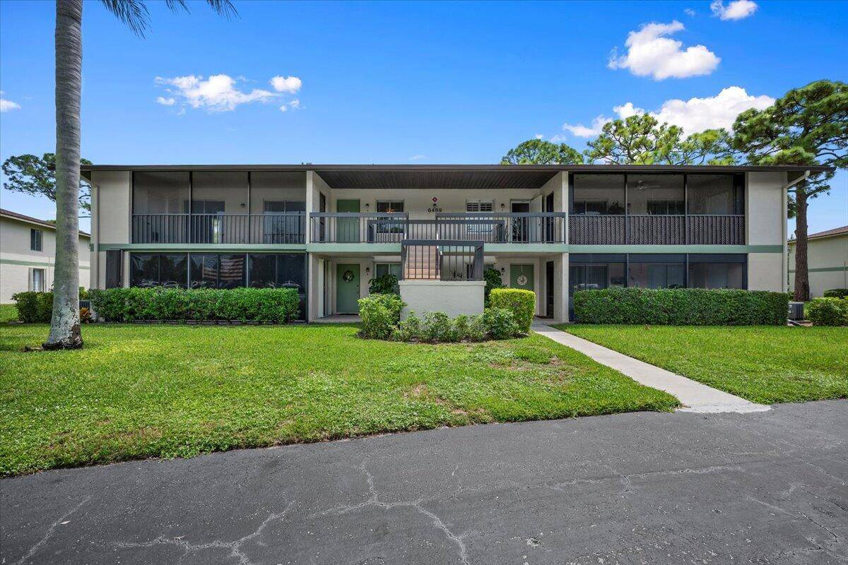DESIRABLE 2BR 2BA second floor condo in Chasewood.