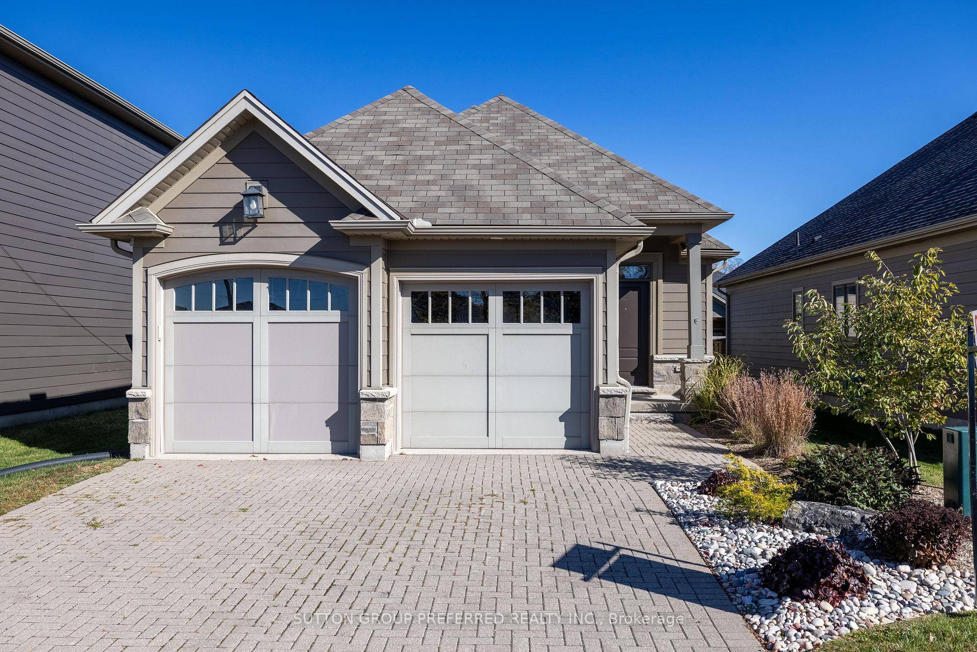 This impressive upgraded bungalow in desirable Village on the Thames in Dorchester provides an open concept main floor featuring a chef's dream kitchen with an oversized granite island, gas stove, ...