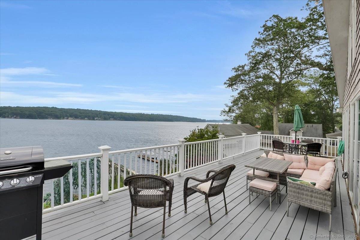WATERFRONT HOME ON COVENTRY LAKE !