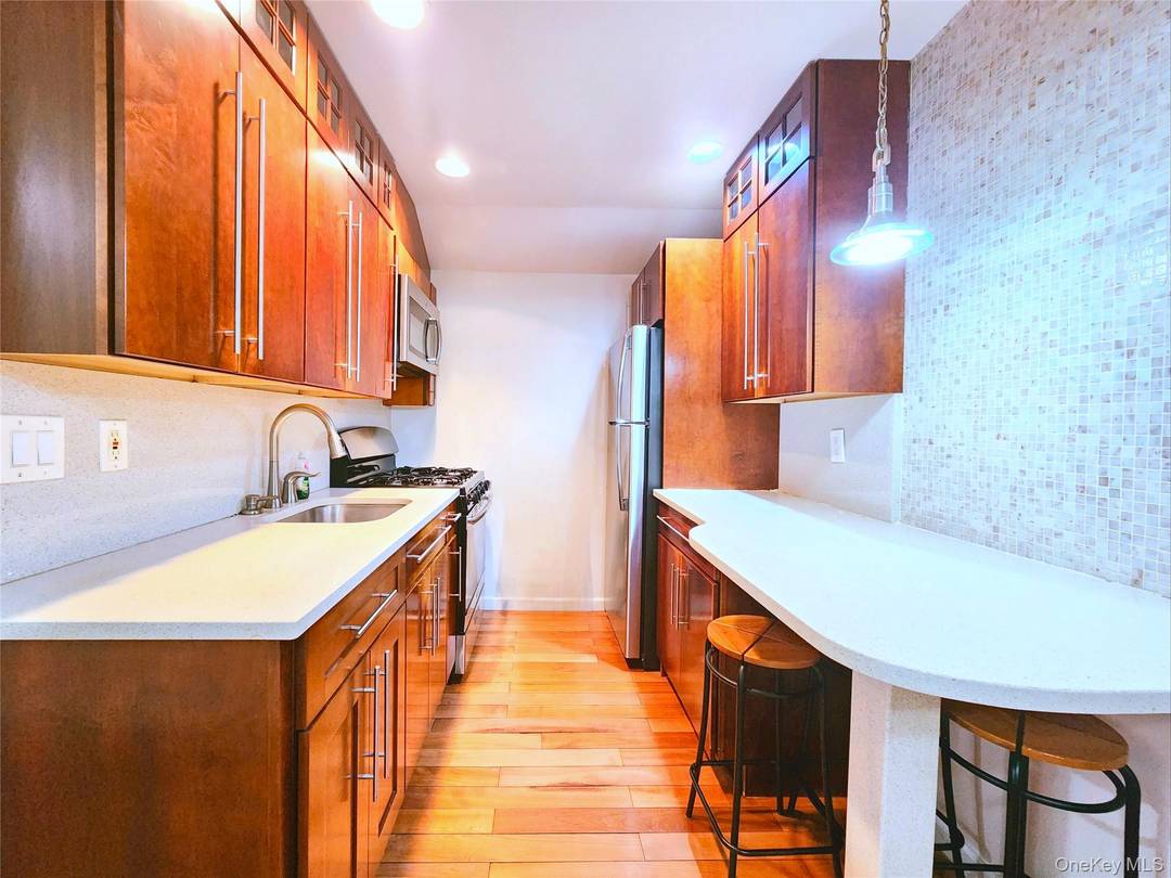 Spacious Updated Condo in a Convenient Prime Location in Flushing.