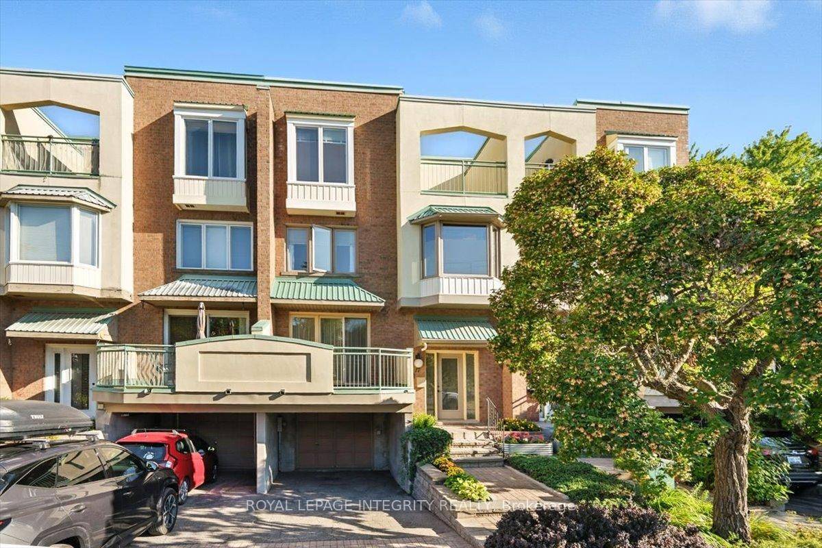 Welcome to 17 Columbus Avenue a 3 bedroom den, 3 bathroom freehold townhome tucked off North River Road, just minutes from Ottawa's best amenities, highway 417, downtown core ByWard Market, ...