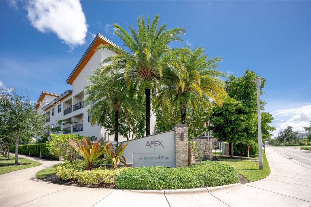Modern 2 story condo townhome built in 2019 located in the sought after Apex at Park Central community in Doral.