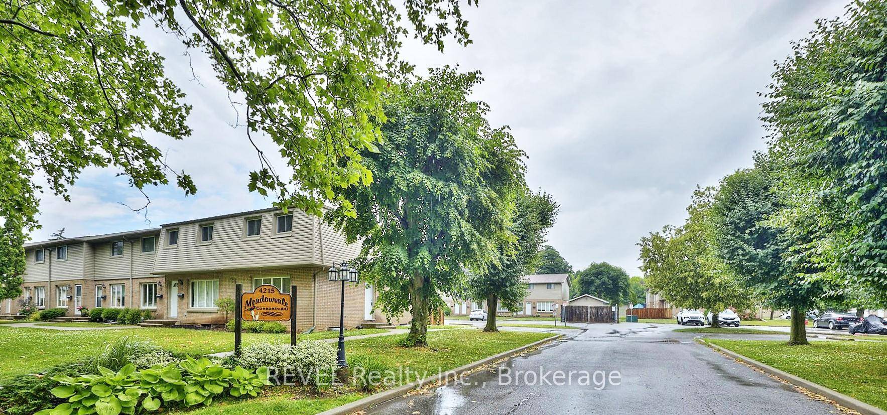 Stylish, Carpet Free End Unit Townhouse in a prime Niagara Falls Location !