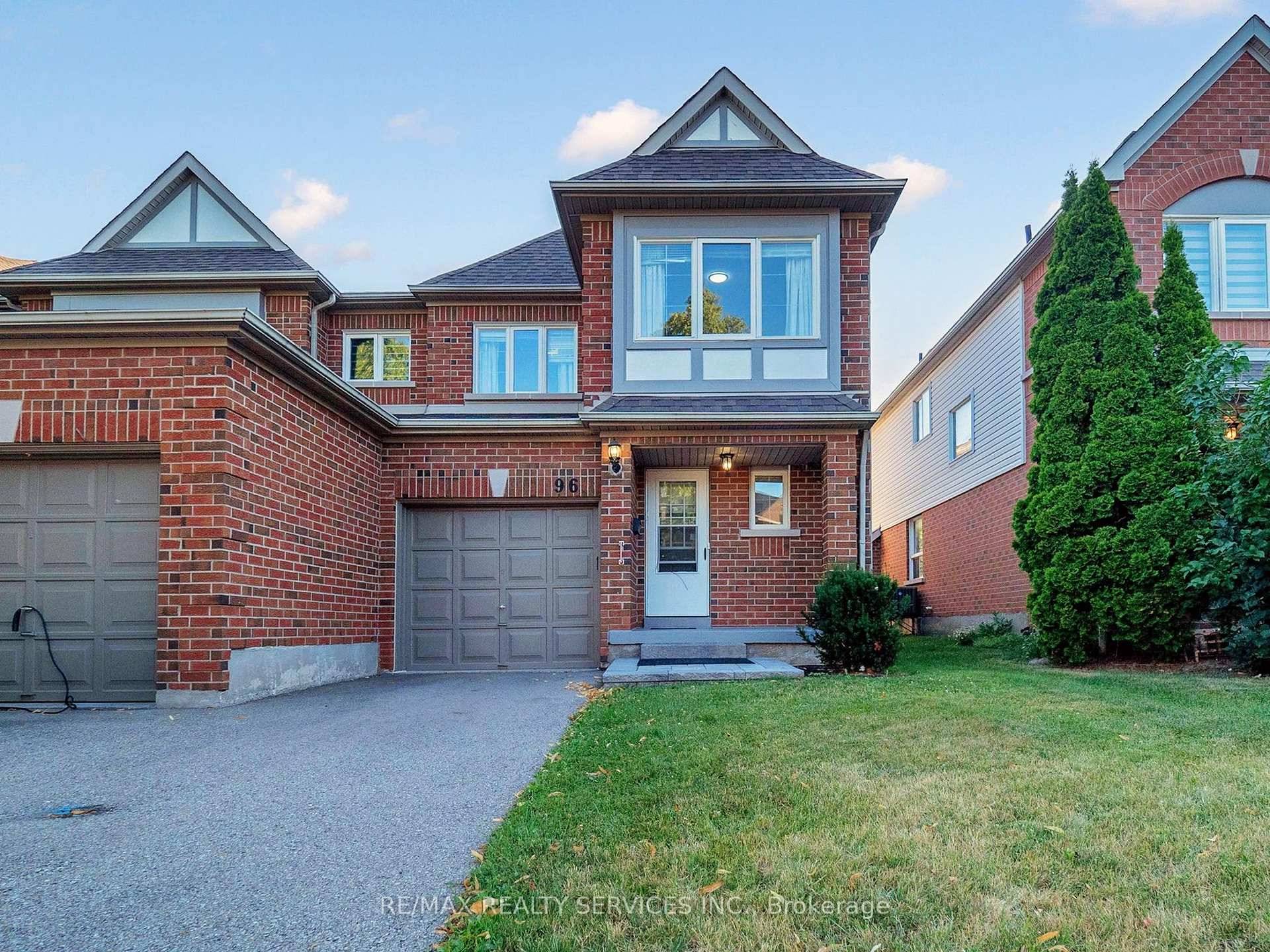 Renovated 3 Bedroom Premium End Unit Townhome Backing Onto Park in Prime Erin Mills !