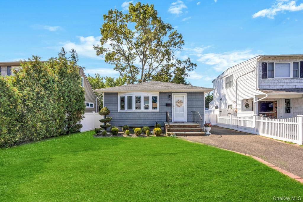 Beautiful Ranch in Prime Massapequa Park Location !
