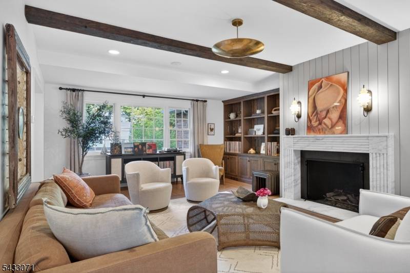 GORGEOUS SUMMIT 5 BED NESTLED ON IDYLLIC CUL DE SAC BLOCKS TO TOWN, NYC TRAIN MEMORIAL FIELD.