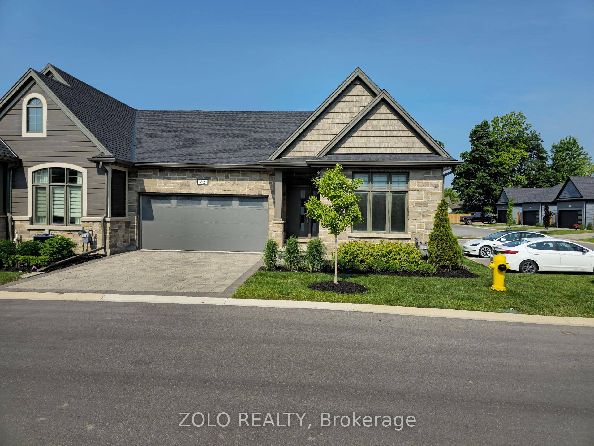 Welcome to this LUXURIOUS, CARPET FREE END UNIT BUNGALOW TOWNHOME in the heart of FONTHILL the perfect blend of MODERN LUXURY amp ; EASY, EVERYDAY LIVING.
