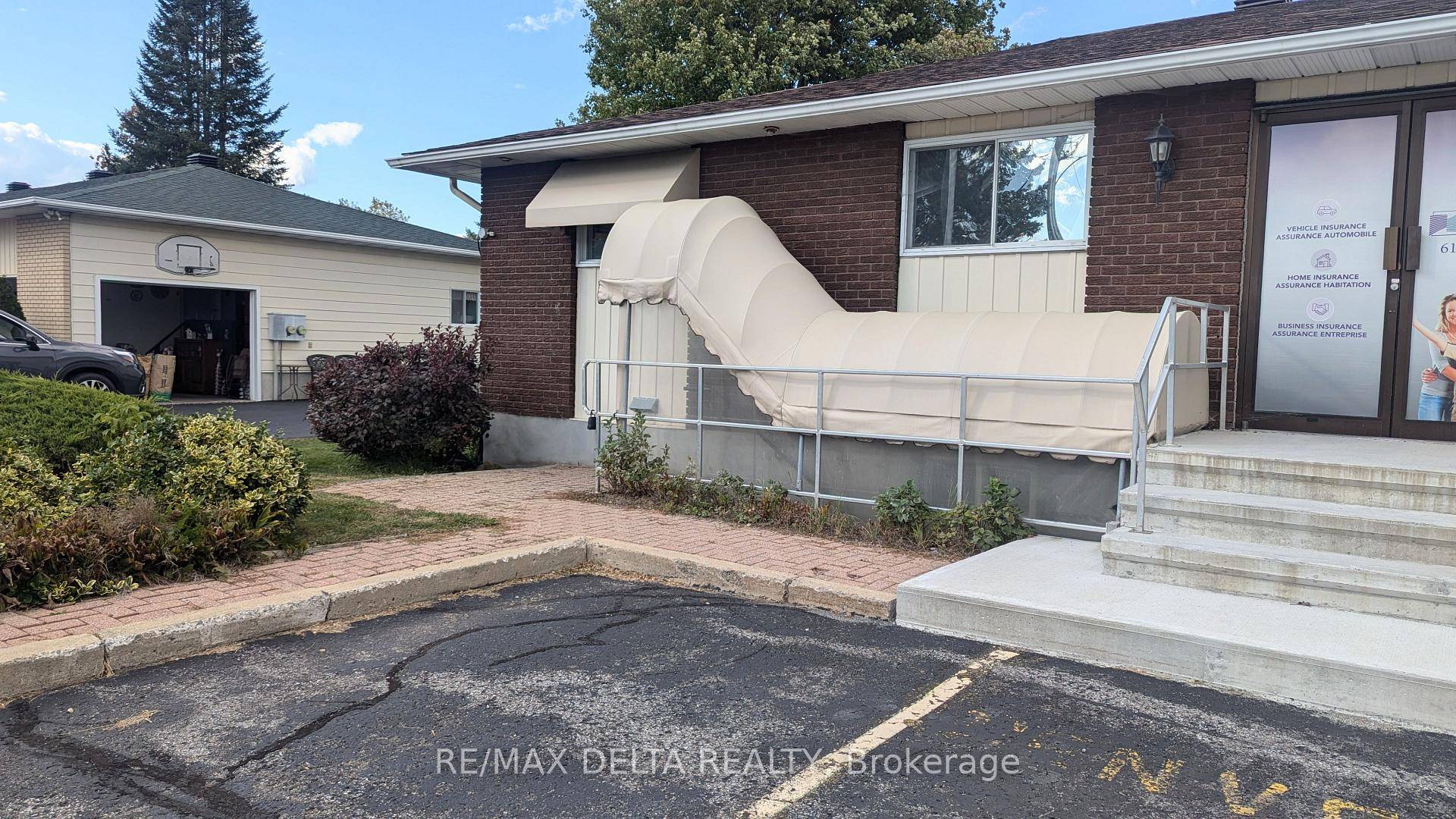 PRIME COMMERCIAL SPACE IN THE HEART OF EMBRUN OFFERING HIGH VISIBILITY amp ; STRATEGIC LOCATION !
