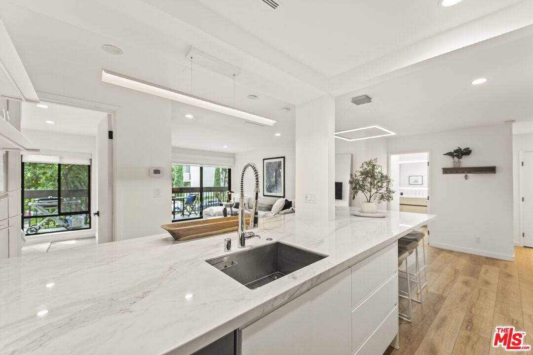 950 N Kings Rd 2BR Sunset Strip La