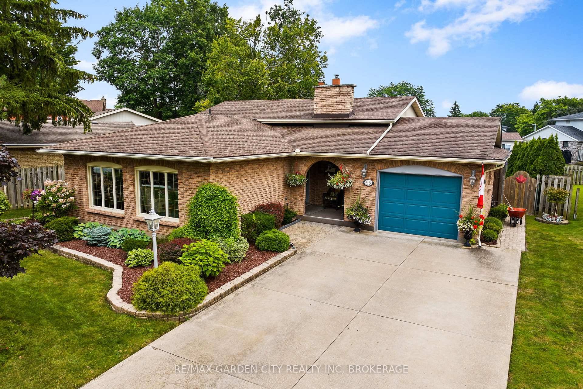 Welcome Home to 55 Sherwood Forest Trail, nestled in one of the most sought after north end neighbourhoods of Welland !