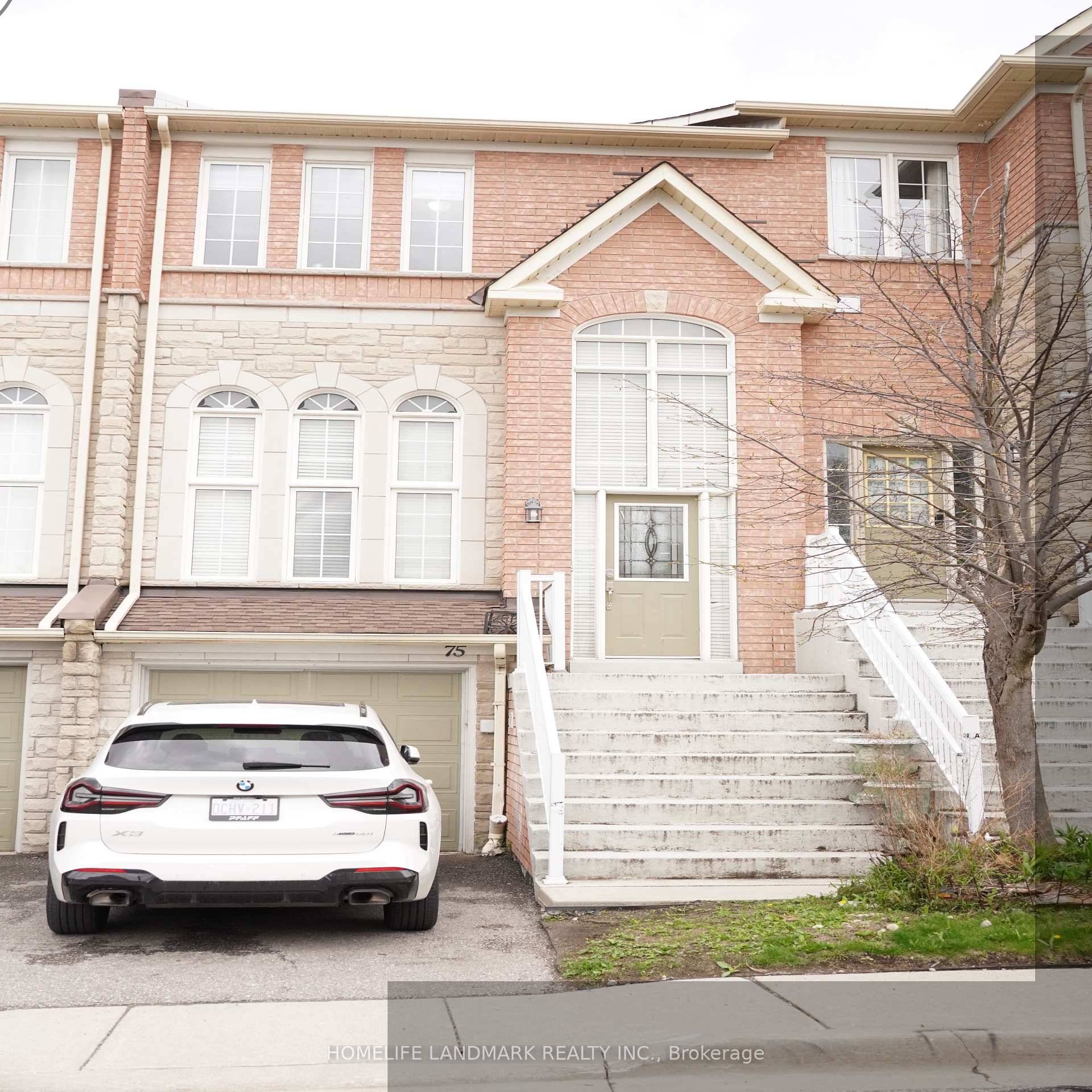 Bright and Spacious Townhouse in Sought After Erin Mills !