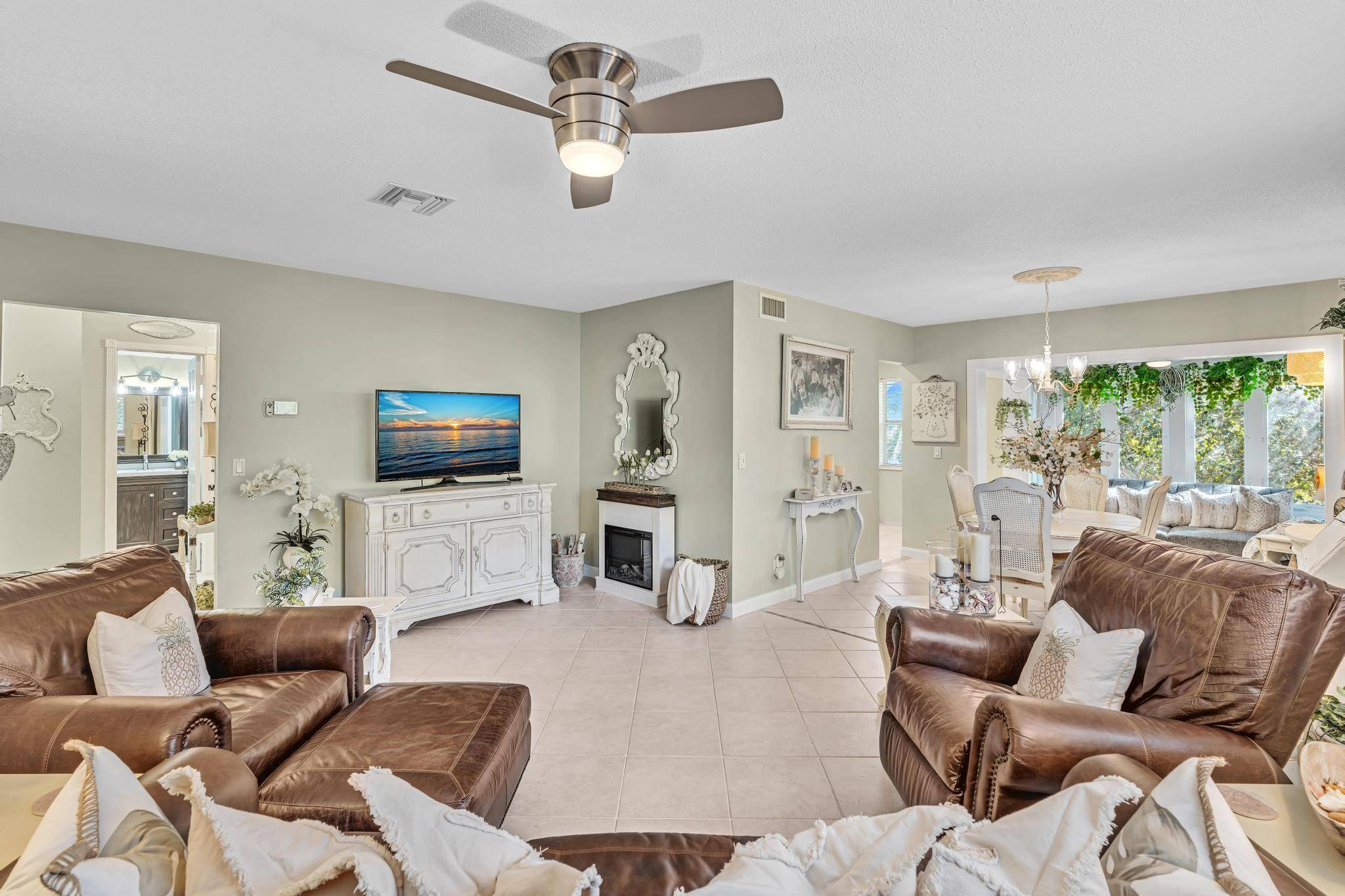 Experience Paradise Living at Colonial Club A Premier Intracoastal Community !
