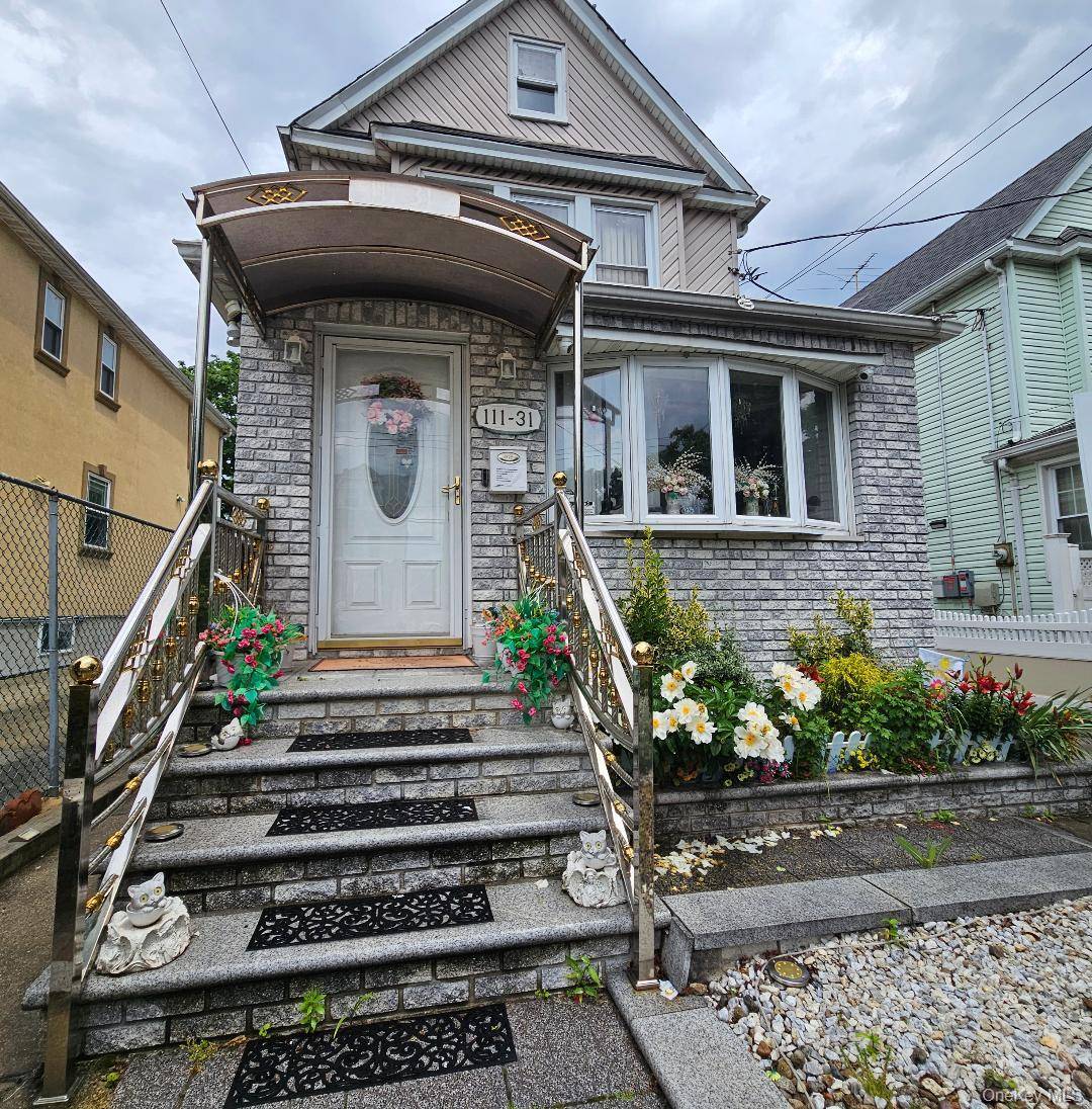 Well maintained detached duplex with lots to offer.