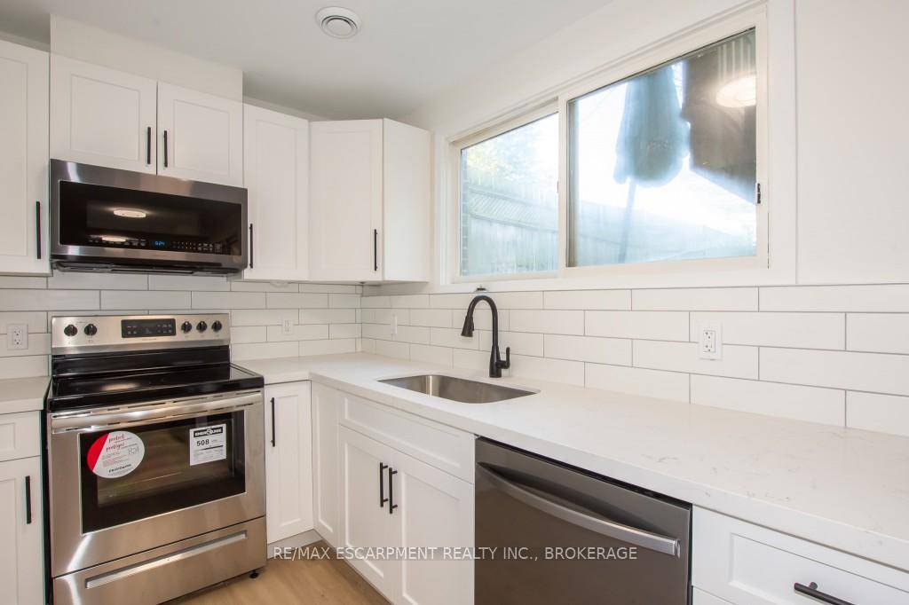 Modern 2 Bedroom Lower Unit for Lease !