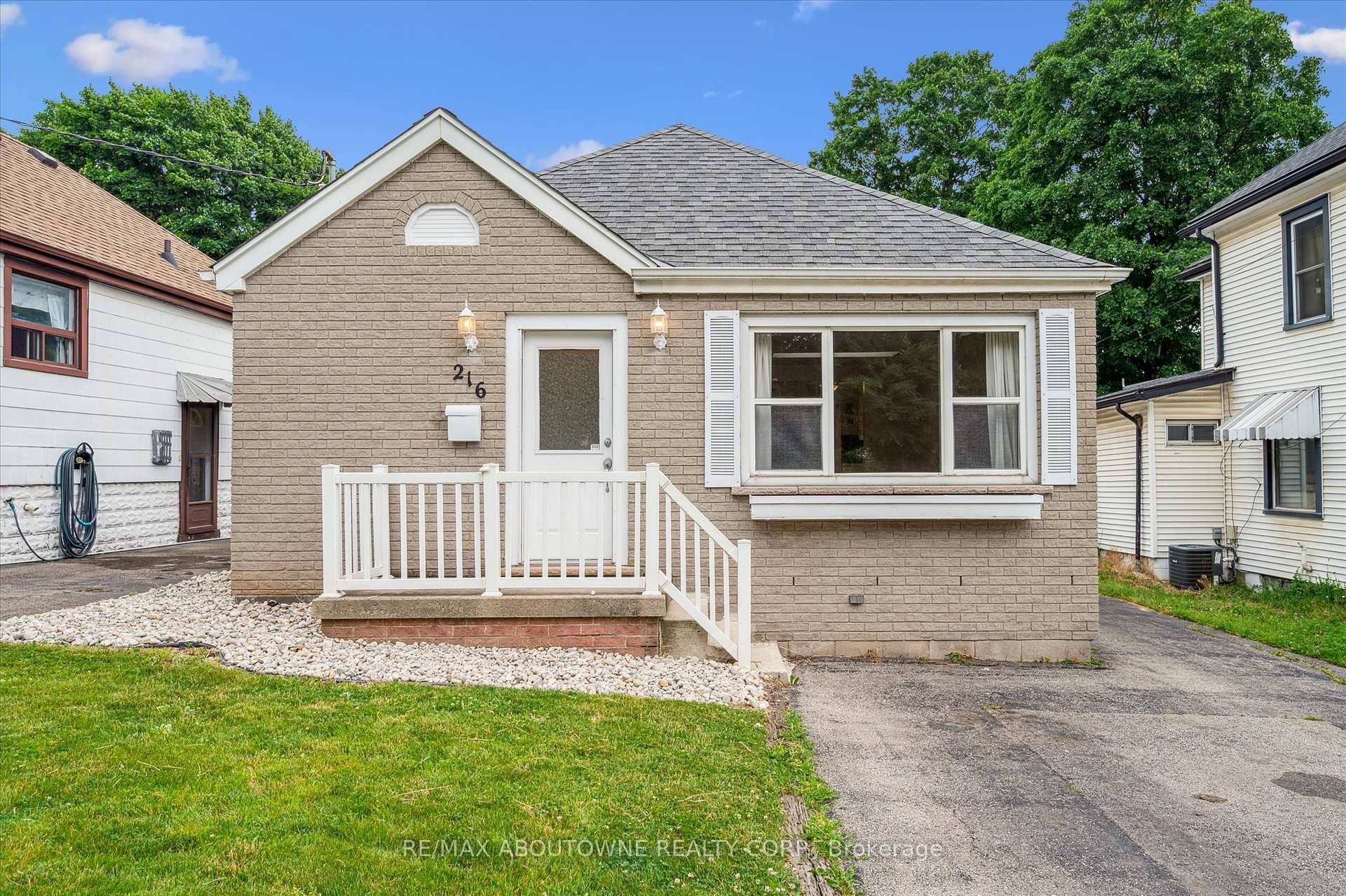 This beautiful and well maintained 3 bedroom bungalow offers a bright, welcoming interior perfect for first time buyers, investors, or downsizers.