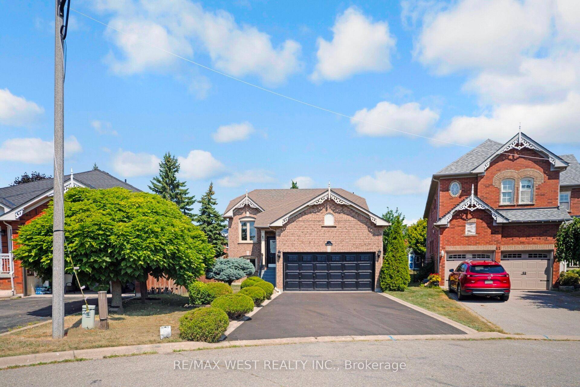 Bright amp ; Beautiful Raised Bungalow in Caledon's Desirable Valleywood Neighborhood !
