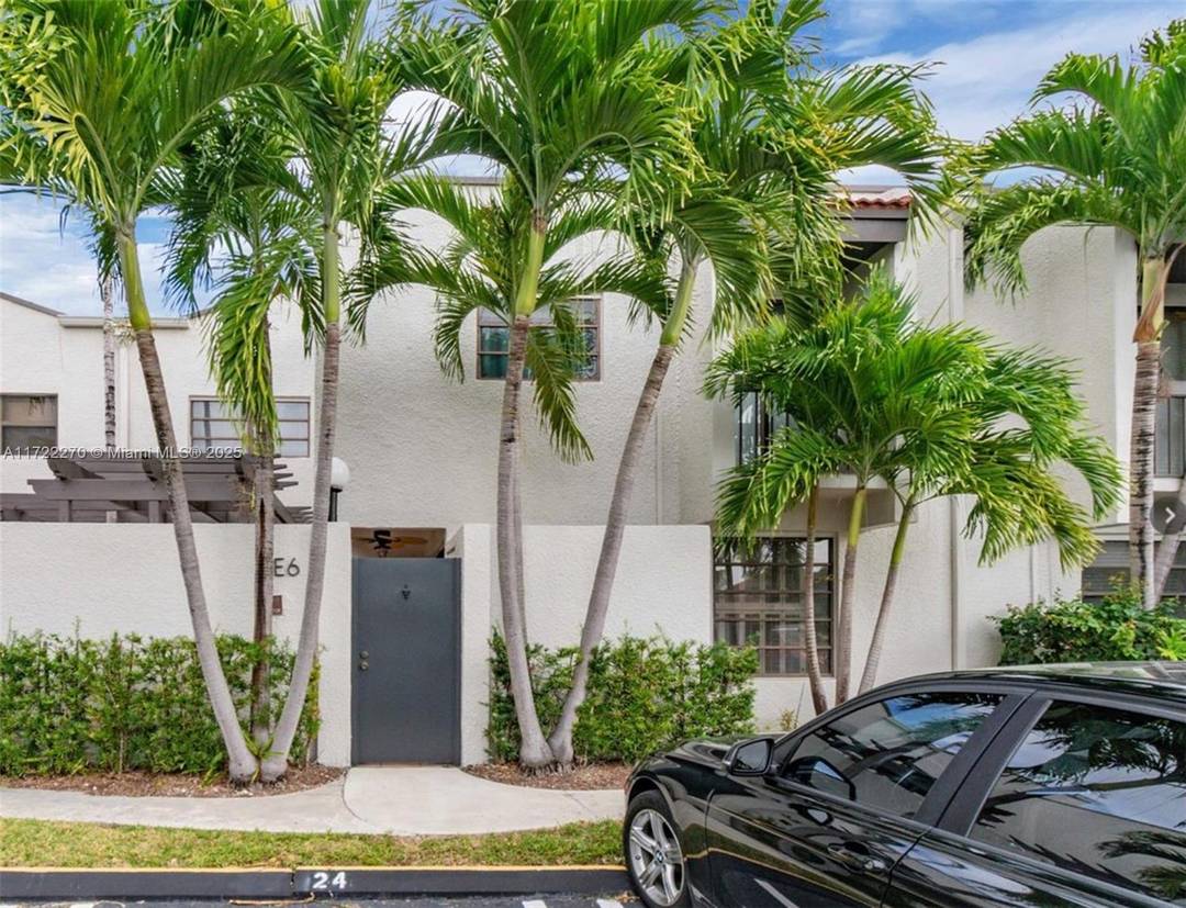 Beautifully maintained Oasis Townhome in the heart of Miami !