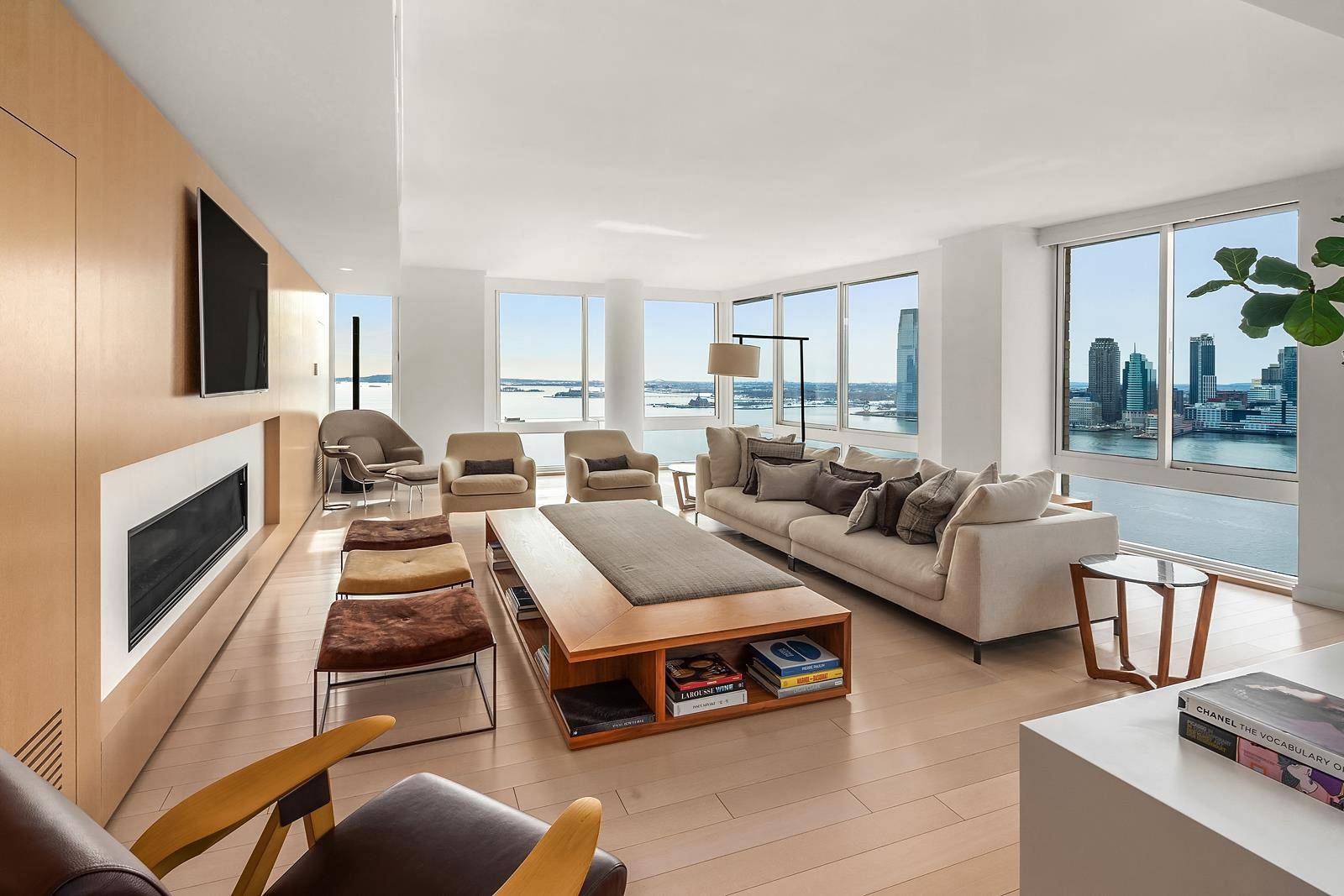 This 4, 386 square foot 5 bedroom 6.