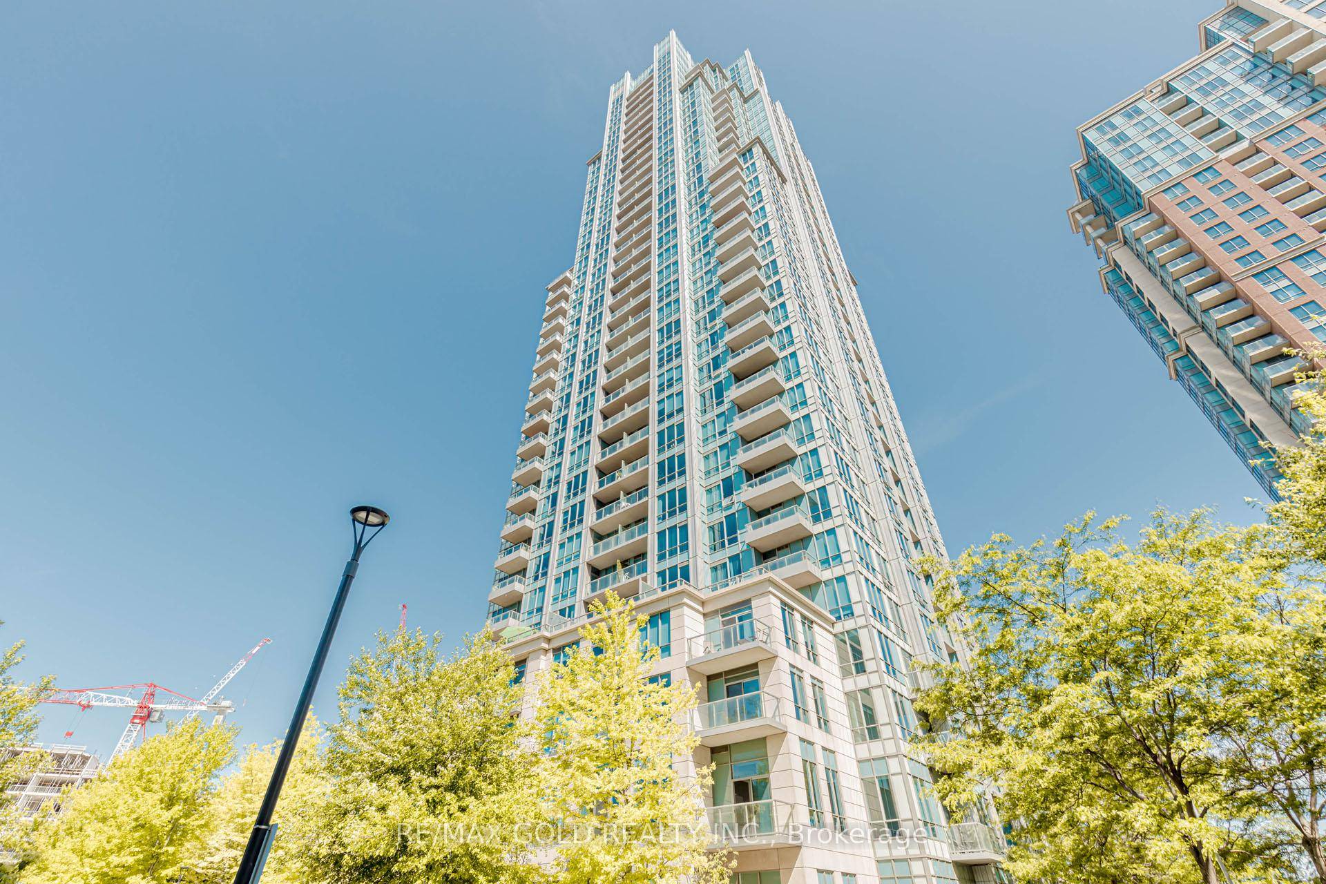 Absolutely Beautiful 2 Bed 2 Bath Unit At Popular Parc Nuvo Tridel Condo !