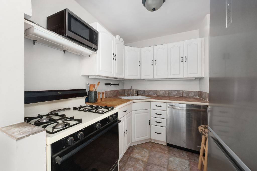 Spacious One Bedroom in the Heart of GramercyWelcome to Residence 9V at 301 East 22nd Streeta thoughtfully laid out and oversized one bedroom in one of Gramercys most desirable full ...