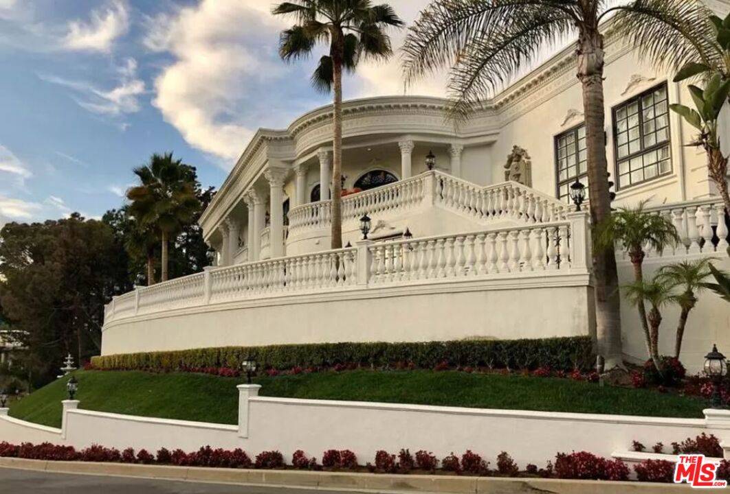 9935   Kip Dr Beverly Hills LA