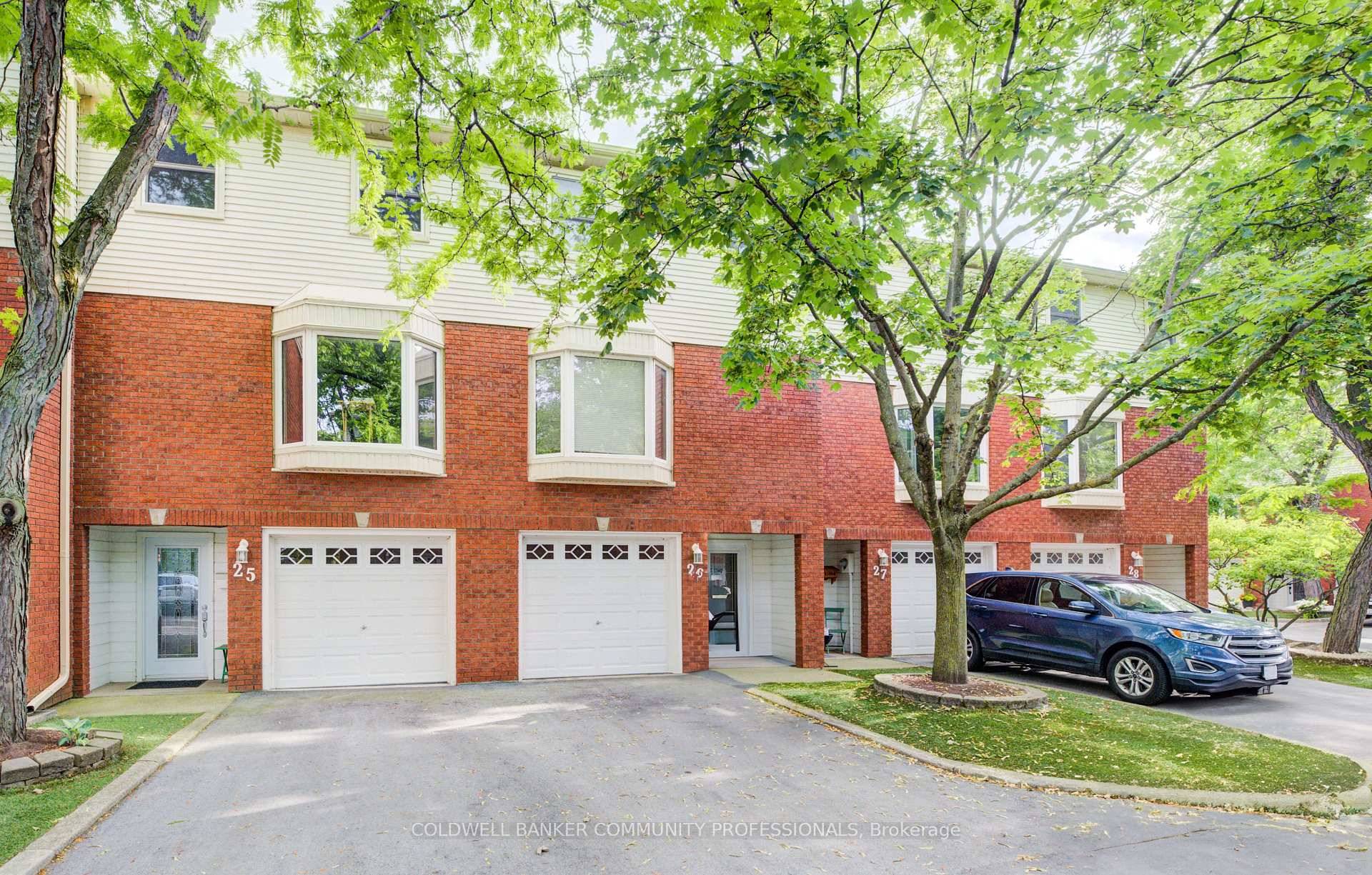Charming 3 Bedroom Townhouse in the Heart of Grimsby !