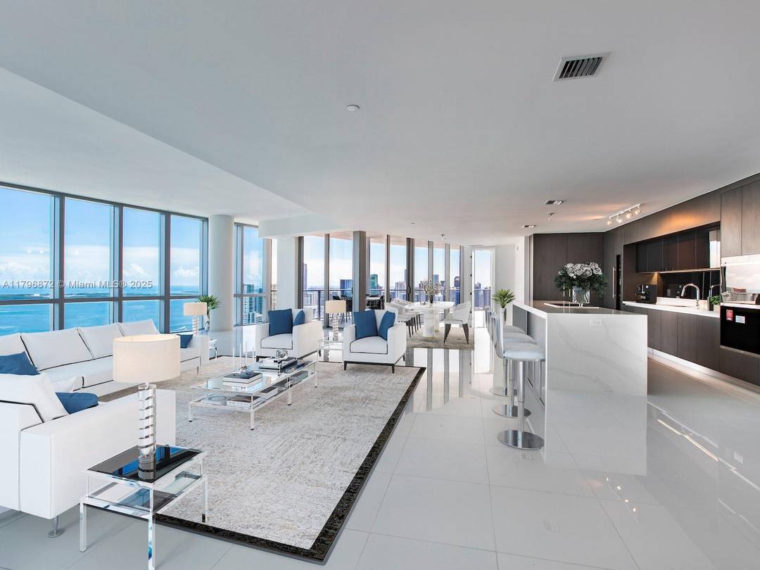 Spectacular 4 bedroom, 5 bathroom penthouse unit with an additional den in Miami s iconic Paramount Miami Worldcenter.