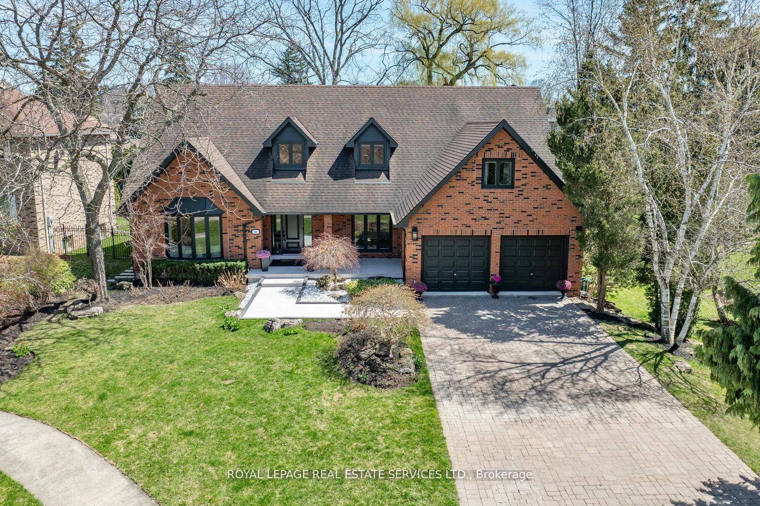 Located on a private cul de sac in Southwest Oakville, this stunning home offers approximately5, 500 sq.