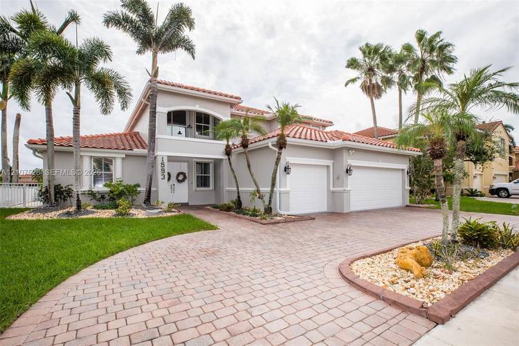 Beautifully renovated 5 bedroom, 3.
