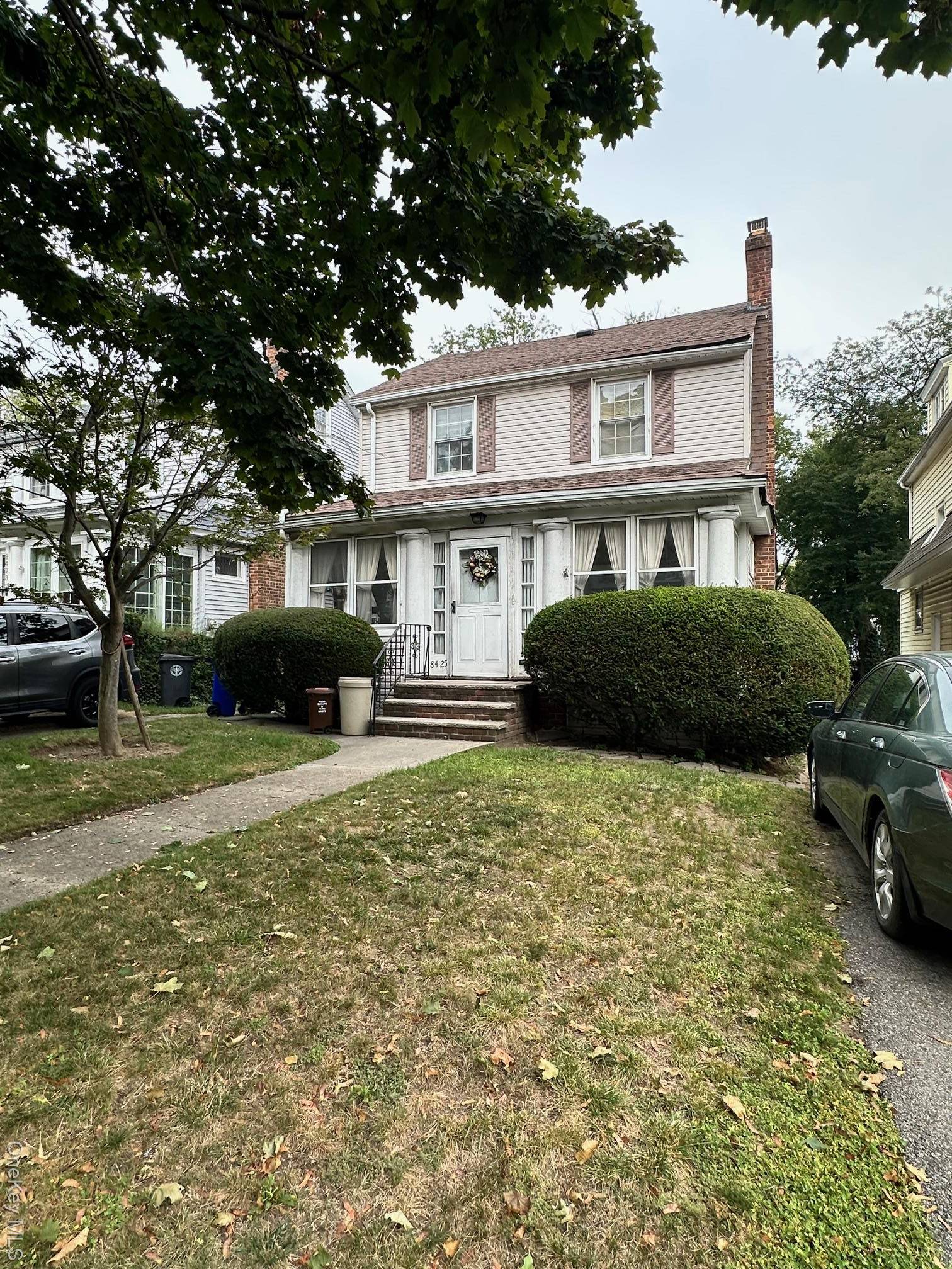 We are proud to present this unique one family house located in a great neighborhood of Kew Gardens on the border with Richmond Hill.