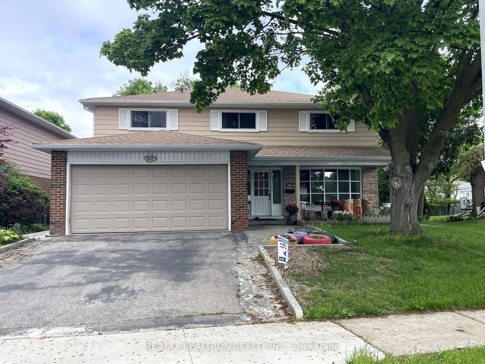 Spacious and bright one bedroom unit with ensuite available on the second floor of a well maintained home in a safe, quiet, convenient neighbourhood.