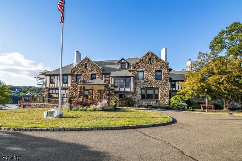 Hidden Gem in White Meadow Lake !