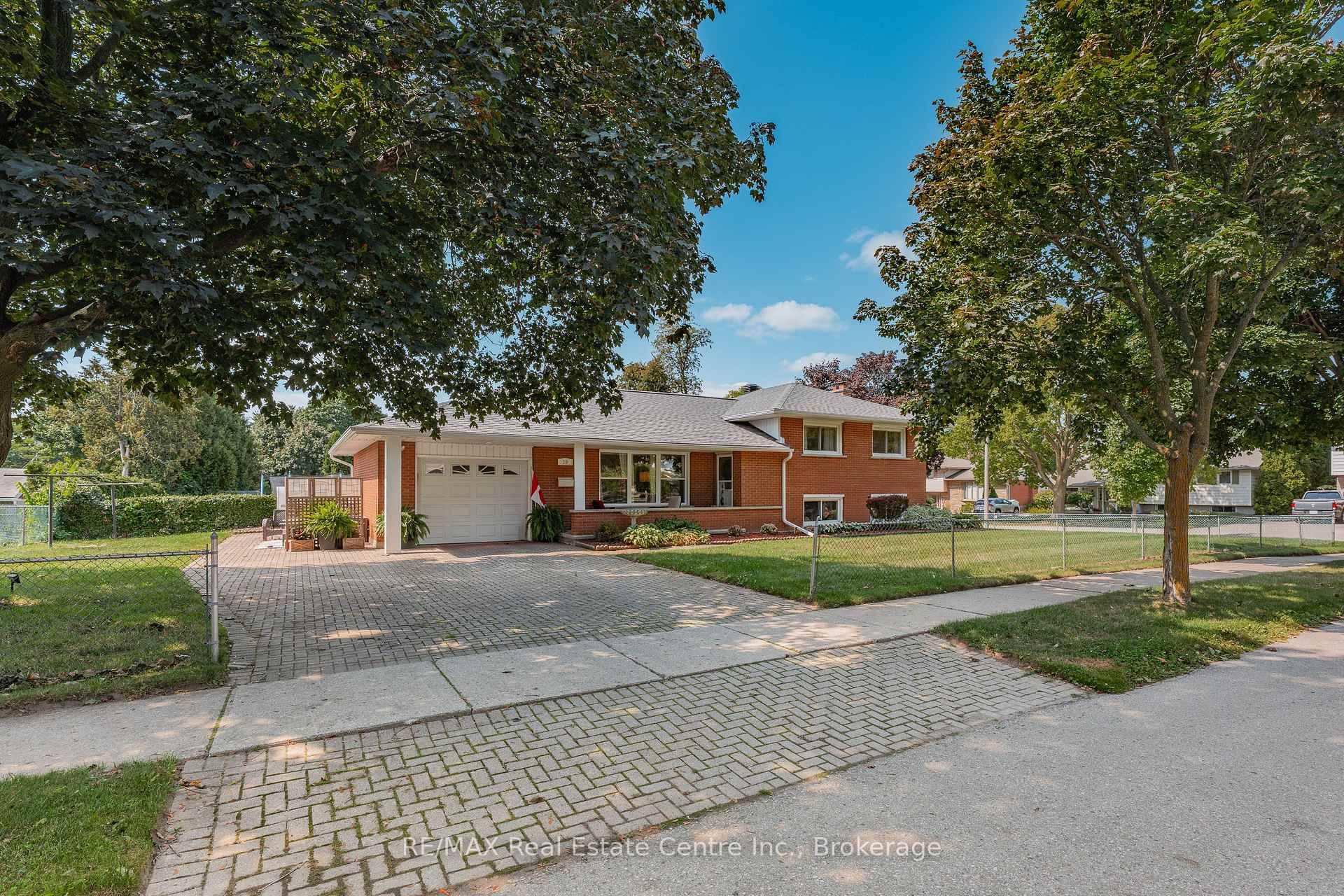 Welcome to 10 Inlet Avenue located in the popular Stanley Park area !